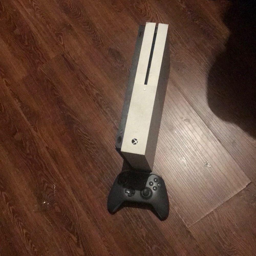 It’s a Xbox one s in good condition it has a a lot